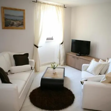 Filip & Viktoria In The Center Of Apartment Trogir